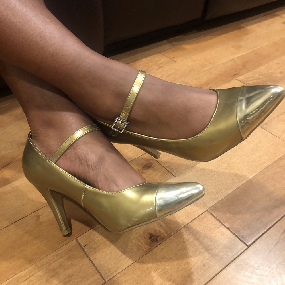 Beautiful Gold shoes NEVER Worn.Ankle strap.